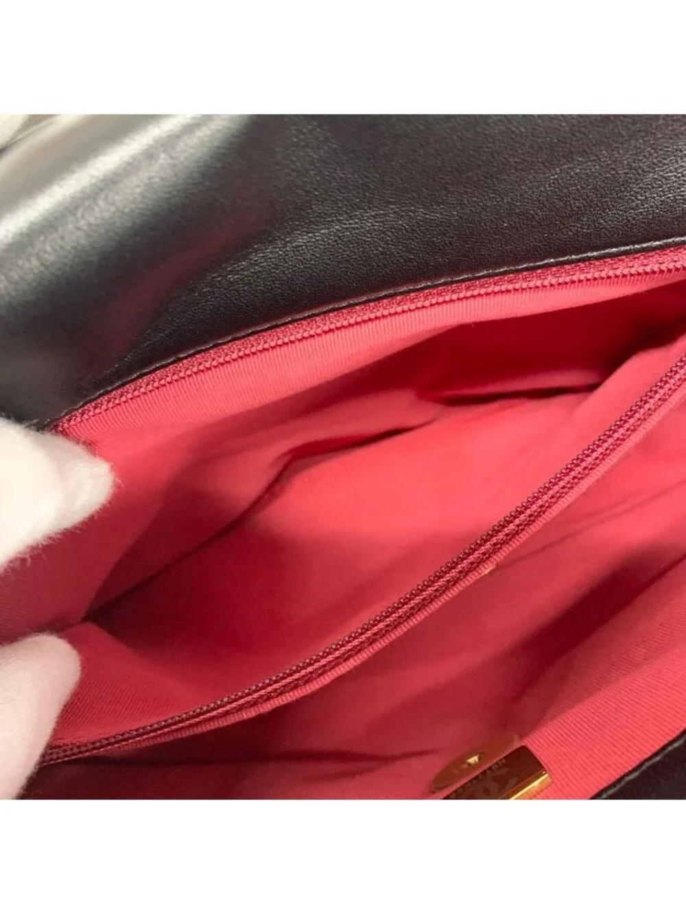 Chanel 19 CC Logo Ta on Rock Chain on Shoulder Bag